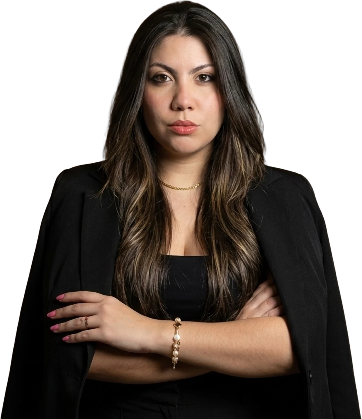 Júlia Molina, advogada de Família e Sucessões, de blazer preto sobre os ombros e braços cruzados, olhando para a câmera.